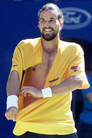Non  un nuovo modello lanciato da Rafter: l'australiano, semplicemente, ha festeggiato cos il successo su Henman all'Australian Open 2001. Reuters